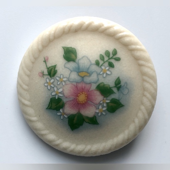 🎉❤️Avon “Floral Bouquet” Brooch - Picture 6 of 6